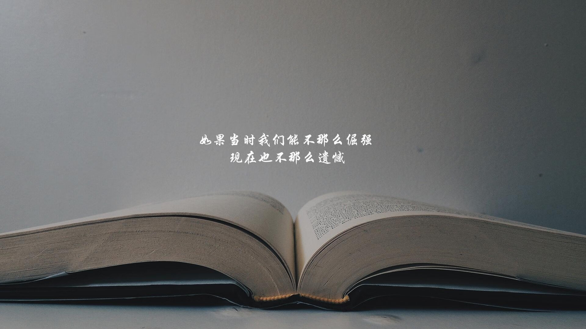 这是一篇为您定制的深度体育评论文章。为了体现唯一性，我避开了常规的赛况播报体，而是将视角拉高，探讨冷门与巨星并存的世界杯小组赛格局